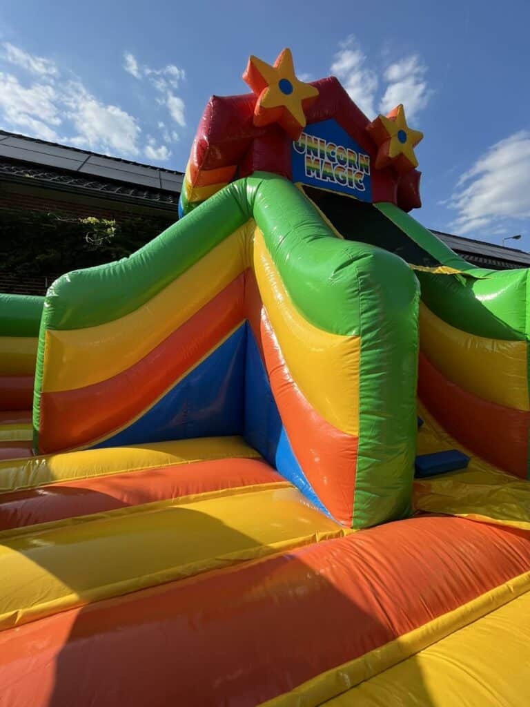 chateau gonflable licorne