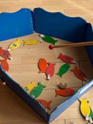 Pêche aux poissons en bois
